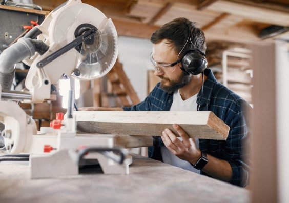 carpenter-working-with-circular-saw-2021-08-29-01-17-01-utc.jpg